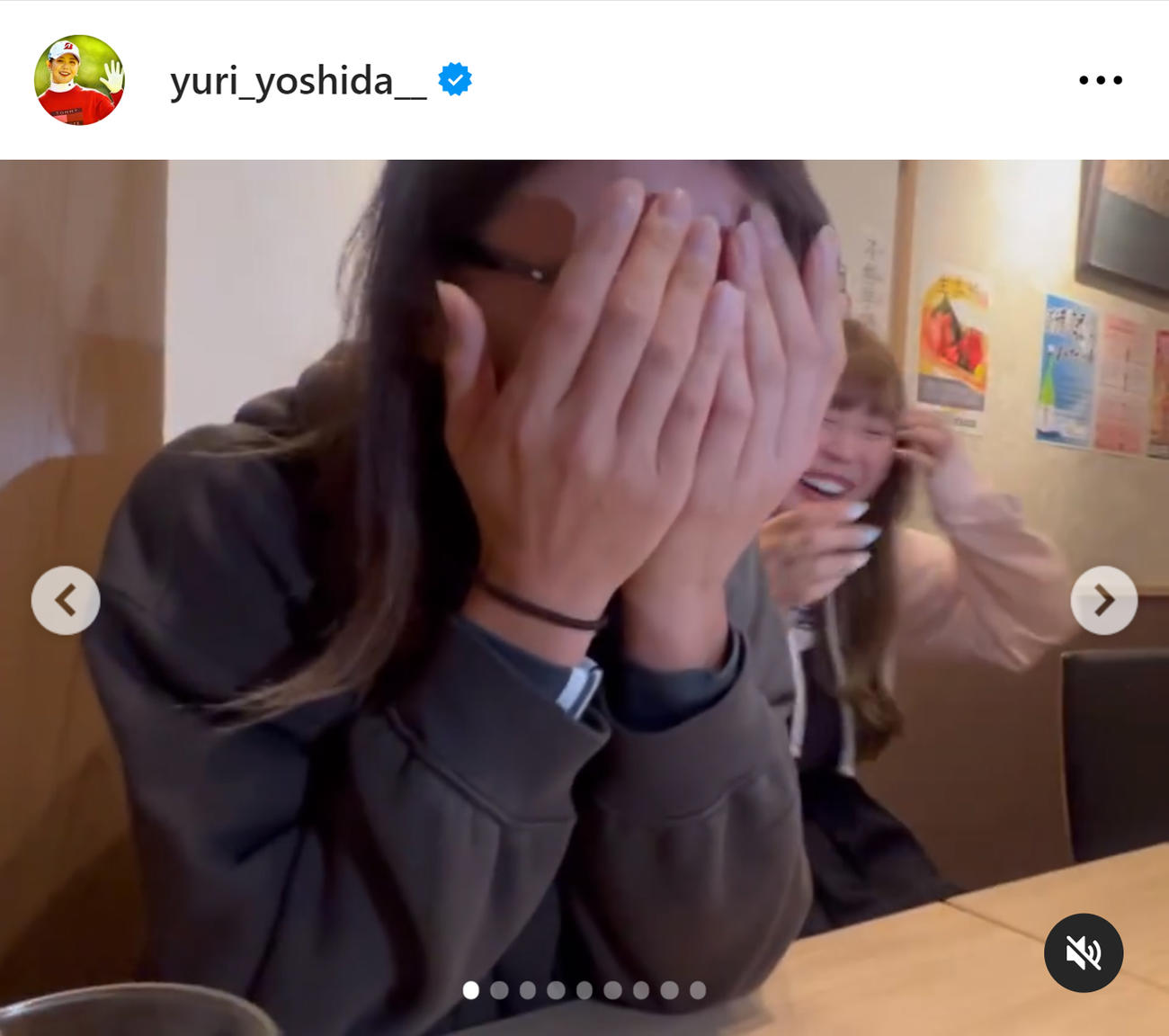  「可愛くてごめん」のダンスに挑戦し顔を覆う渋野日向子（吉田優利のインスタグラムから）