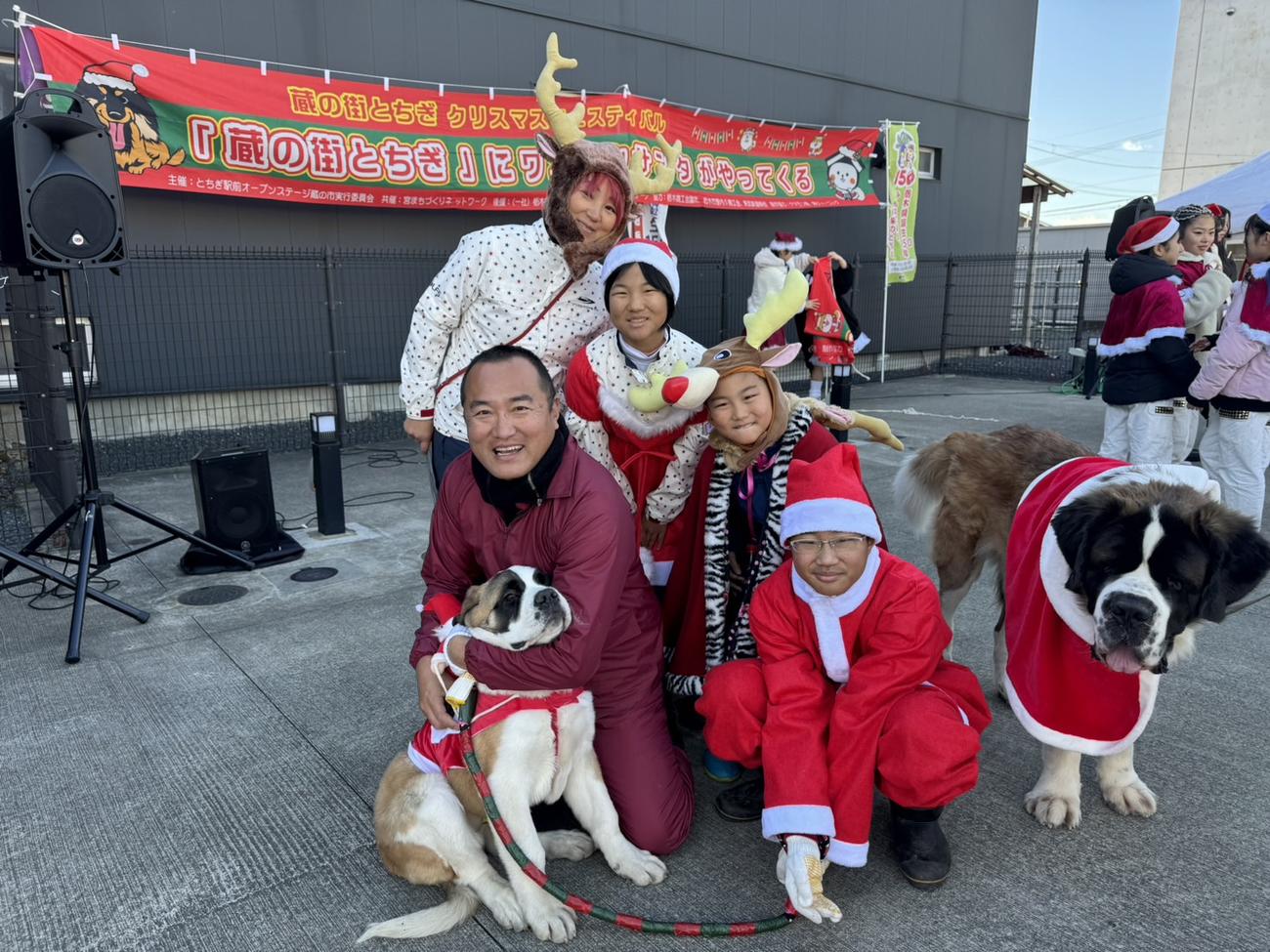飼い始めたばかりのセントバーナード「リボン　マスターズ」も含め、家族でクリスマスイベントを楽しむ左から須藤弥勒（後列中央）一家。前列左から父憲一さん、兄桃太郎君、後列左から母みゆきさん、弥勒、弟の文殊君（父憲一さん提供）