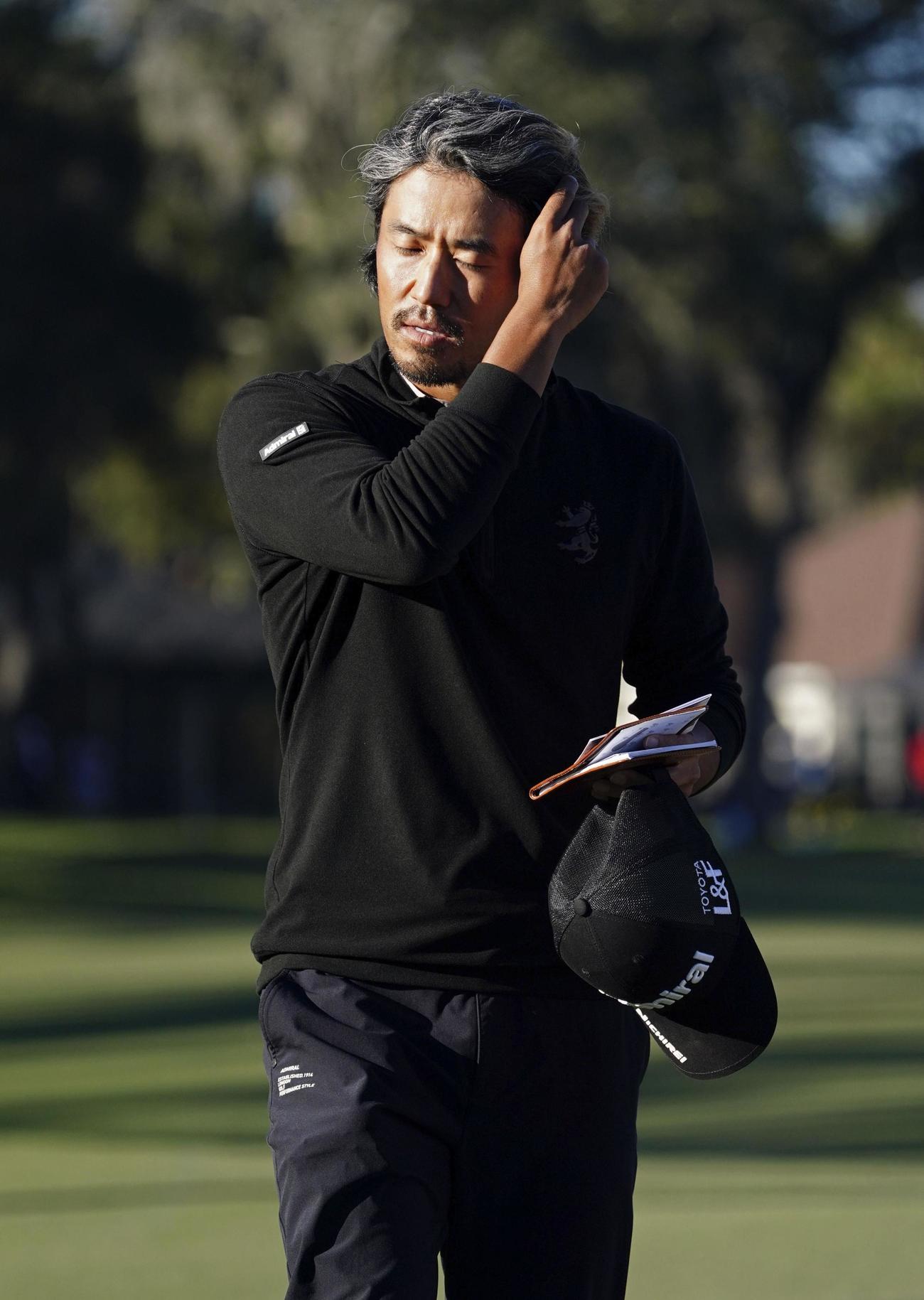 最終ラウンドを終え、ホールアウトする小平智。通算7アンダーで6位（共同）
