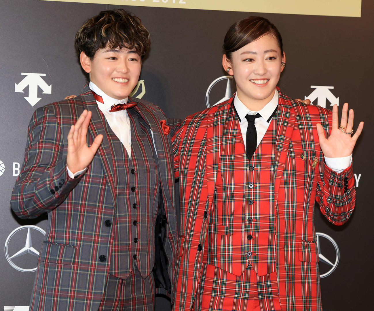 「JLPGA AWARDS 2023」でそろいのチェック柄でドレスアップした岩井明愛（左）と岩井千怜（撮影・浅見桂子）