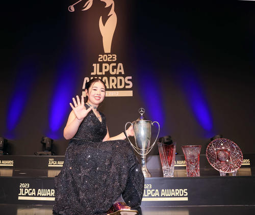 「JLPGA AWARDS 2023」で、今季5勝で5冠に輝いた山下は「5」のポーズで笑顔（撮影・浅見桂子）