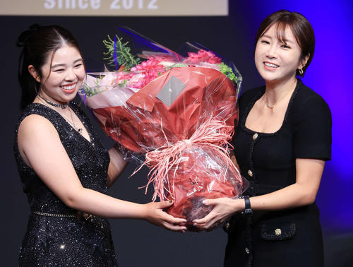「JLPGA AWARDS 2023」で特別功労賞を受賞したイ・ボミ（右）は山下から花束を贈られ笑顔を見せる（撮影・浅見桂子）