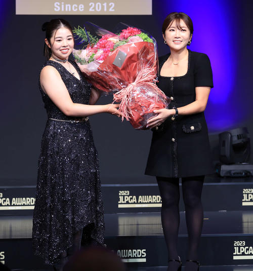 「JLPGA AWARDS 2023」で特別功労賞を受賞したイ・ボミ（右）は山下から花束を贈られ笑顔を見せる（撮影・浅見桂子）