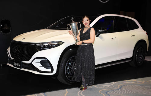 「JLPGA AWARDS 2023」で、5冠に輝いた山下はメルセデスベンツを瀬にトロフィーを掲げて笑顔（撮影・浅見桂子）