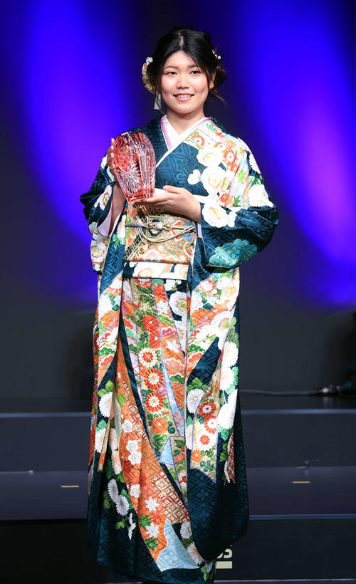 「JLPGA AWARDS 2023」で敢闘賞を受賞した桜井心那はトロフィーを手に笑顔（撮影・浅見桂子）