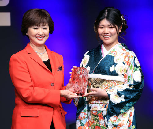 「JLPGA AWARDS 2023」で敢闘賞を受賞した桜井（右）は小林会長からトロフィーを受け取り笑顔（撮影・浅見桂子）