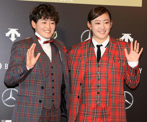 「JLPGA AWARDS 2023」でそろいのチェック柄でドレスアップした岩井明愛（左）と岩井千怜（撮影・浅見桂子）