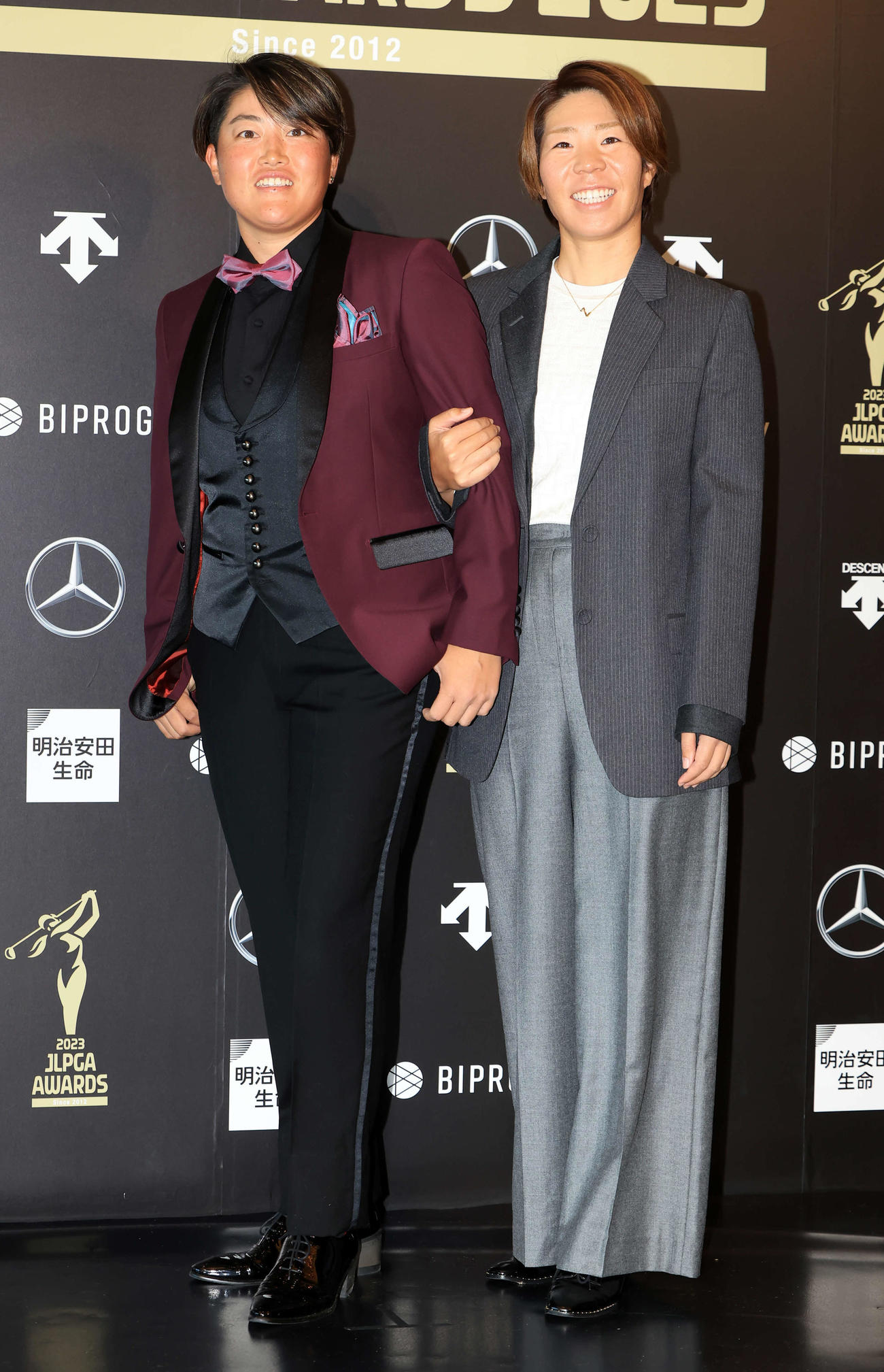 「JLPGA AWARDS 2023」でドレスアップした工藤遥加（左）と穴井詩（撮影・浅見桂子）