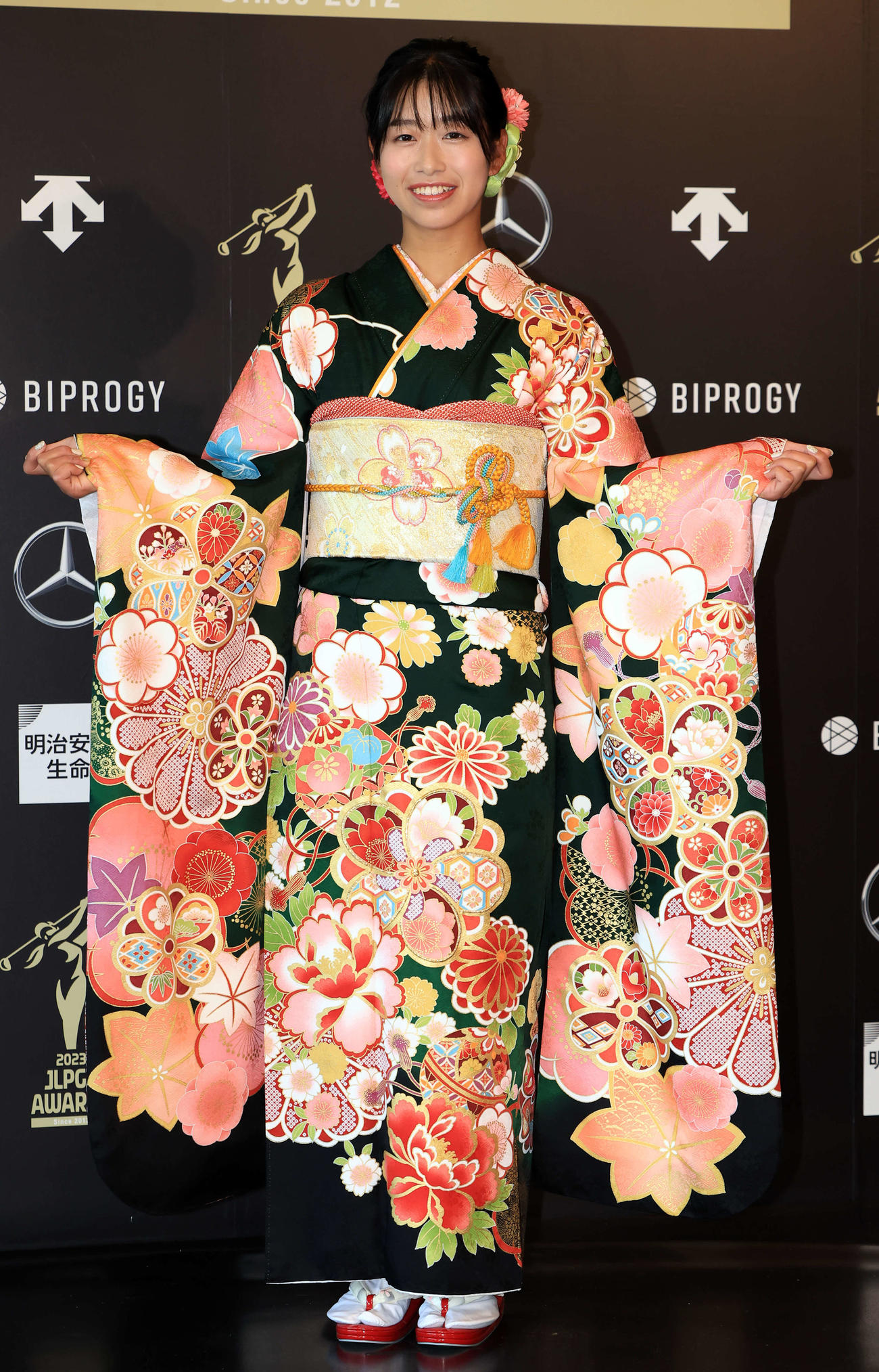 「JLPGA AWARDS 2023」で振り袖姿を披露する吉本ここね（撮影・浅見桂子）
