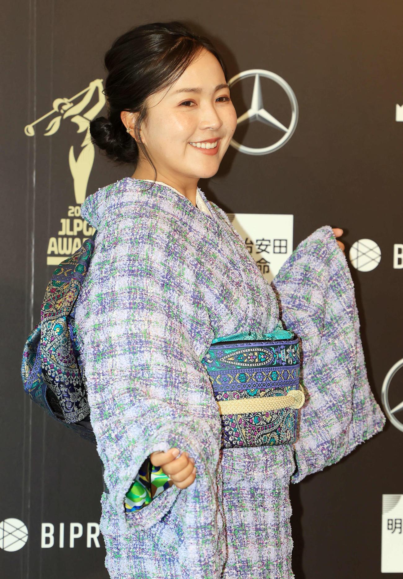 「JLPGA AWARDS 2023」で着物姿を披露する青木瀬令奈（撮影・浅見桂子）