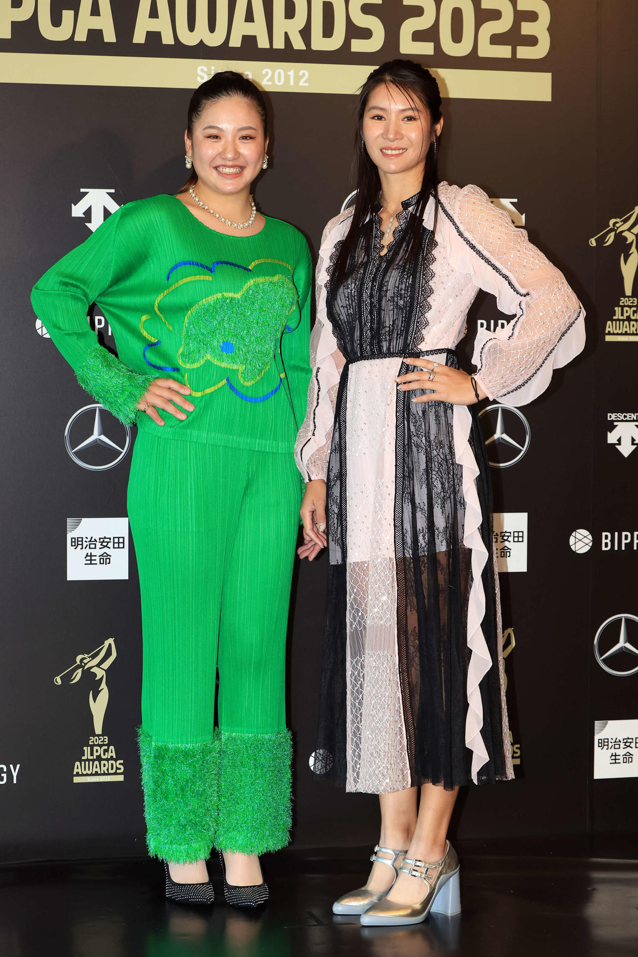 「JLPGA AWARDS 2023」でドレスアップした小林夢果（左）とP．サイパン（撮影・浅見桂子）