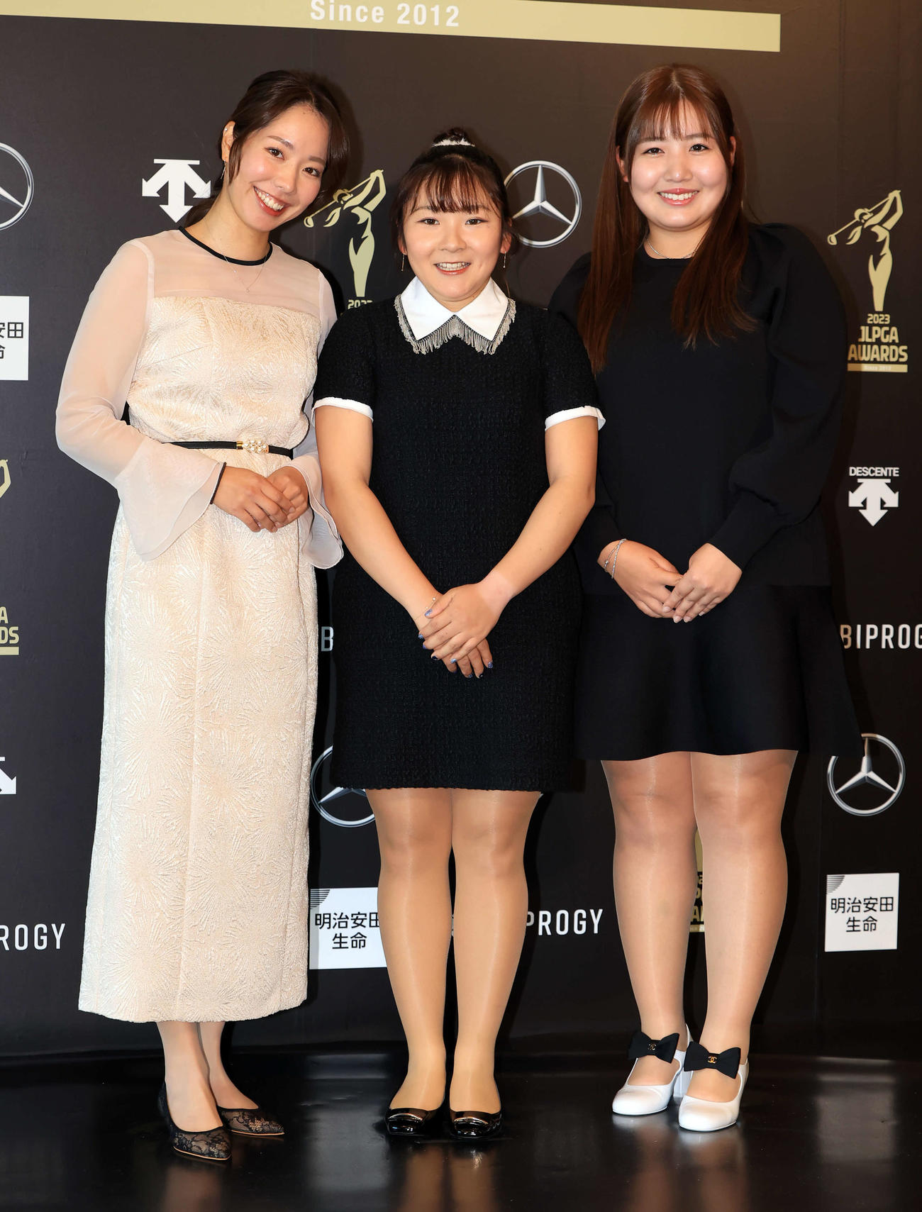 「JLPGA AWARDS 2023」でドレスアップした高野あかり（左）、大須賀望（中央）、小林光希（撮影・浅見桂子）