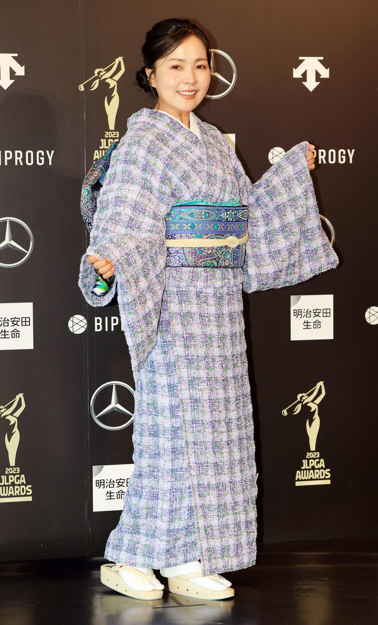 「JLPGA AWARDS 2023」で着物姿を披露する青木瀬令奈（撮影・浅見桂子）