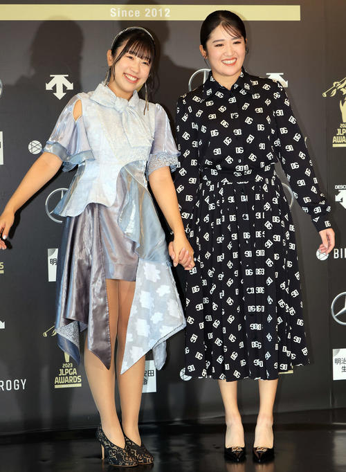「JLPGA AWARDS 2023」でドレスアップした菅沼菜々（左）と稲見萌寧（撮影・浅見桂子）