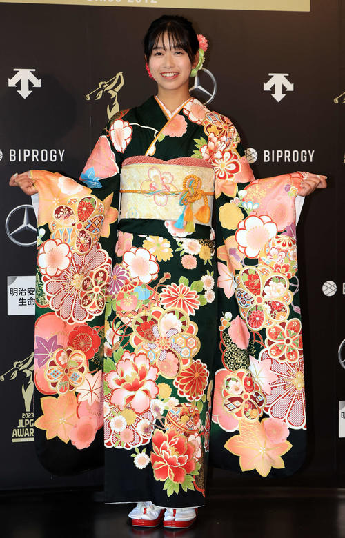 「JLPGA AWARDS 2023」で振り袖姿を披露する吉本ここね（撮影・浅見桂子）