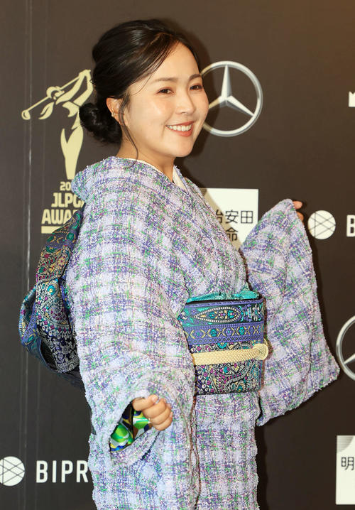 「JLPGA AWARDS 2023」で着物姿を披露する青木瀬令奈（撮影・浅見桂子）