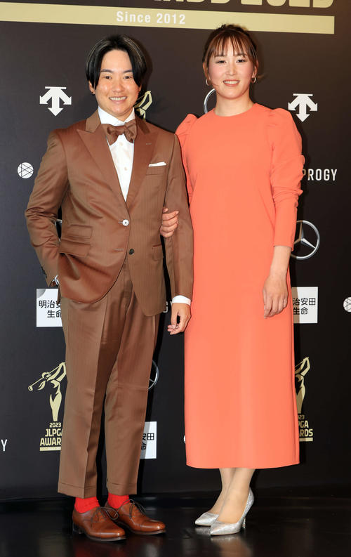 「JLPGA AWARDS 2023」でドレスアップした沖せいら（左）と新海美優（撮影・浅見桂子）