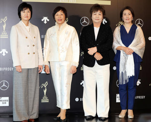 「JLPGA AWARDS 2023」でドレスアップした、左から大城あかね、黄ゲッキン、島袋美幸、西川みさと（撮影・浅見桂子）