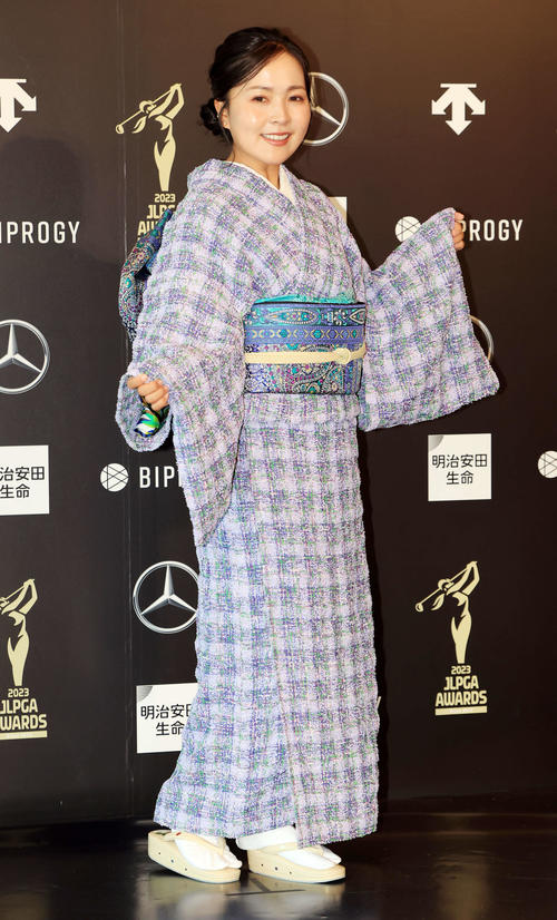 「JLPGA AWARDS 2023」で着物姿を披露する青木瀬令奈（撮影・浅見桂子）