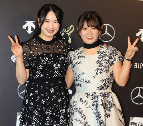 「JLPGA AWARDS 2023」でドレスアップした小祝さくら（左）と吉本ひかる（撮影・浅見桂子）