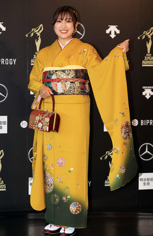 「JLPGA AWARDS 2023」で振り袖姿を披露する高木優奈（撮影・浅見桂子）