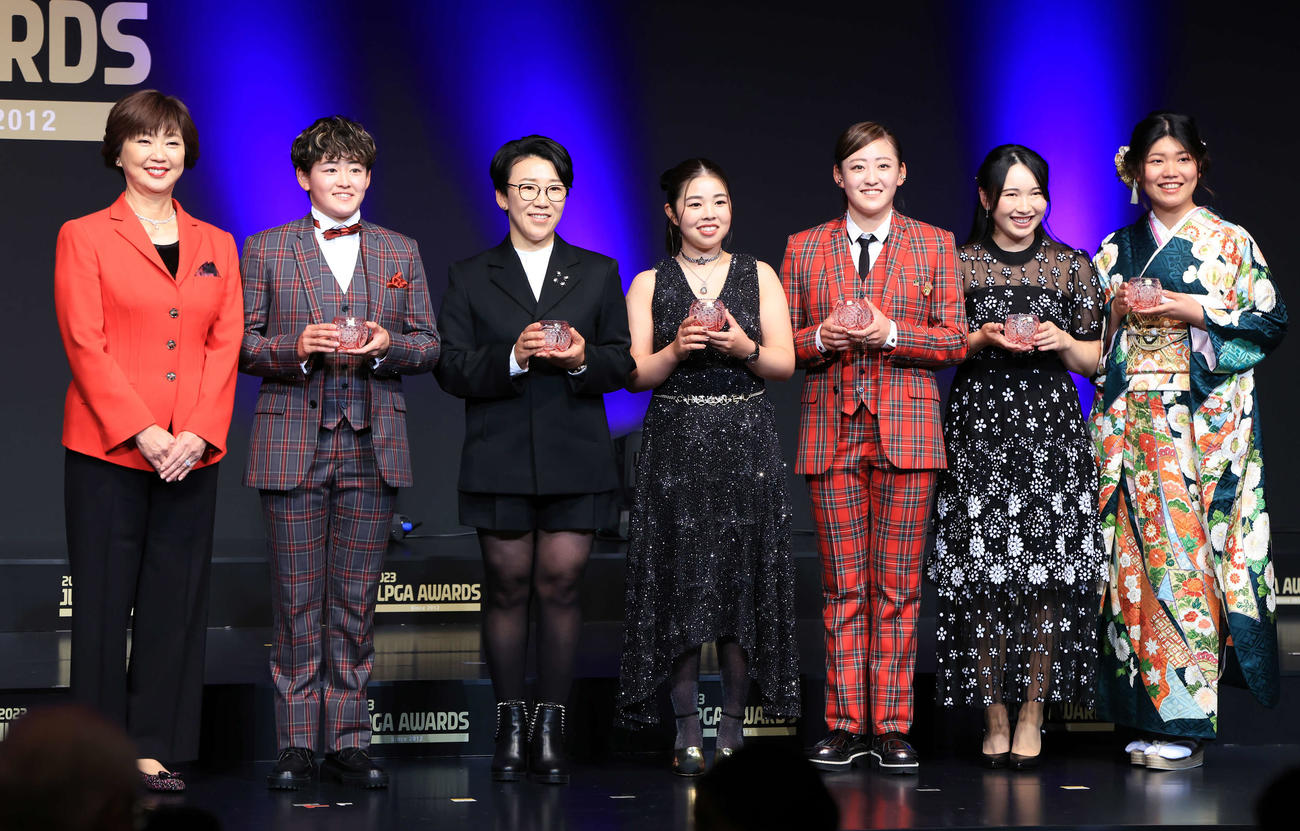 「JLPGA AWARDS 2023」で特別賞を受賞し、笑顔で記念撮影する、左から小林会長、岩井明、申ジエ、山下、岩井千、小祝、桜井（撮影・浅見桂子）
