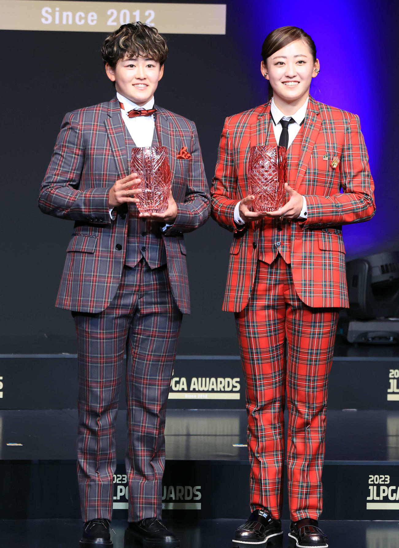 「JLPGA AWARDS 2023」でベストショット賞を受賞した岩井明（左）と岩井千（撮影・浅見桂子）