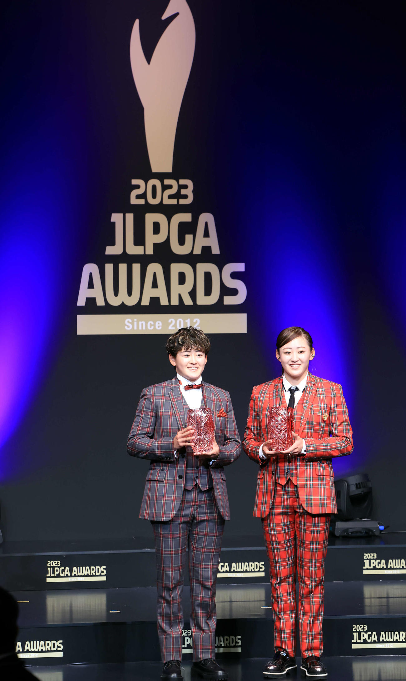「JLPGA AWARDS 2023」でベストショット賞を受賞した岩井明（左）と岩井千（撮影・浅見桂子）