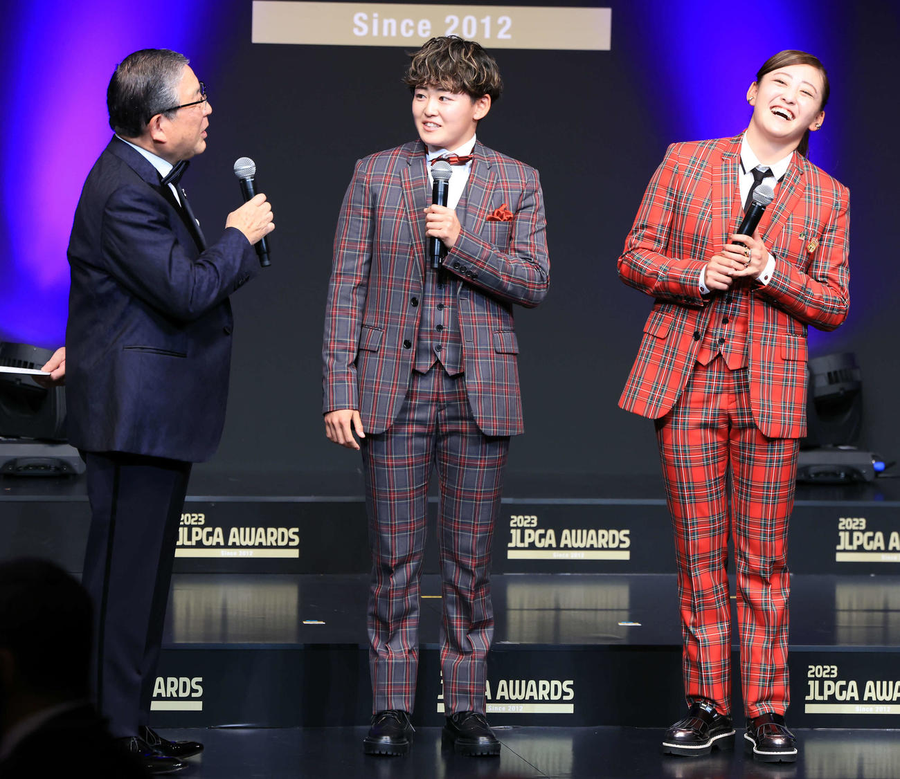 「JLPGA AWARDS 2023」でベストショット賞を受賞した岩井明（中央）と岩井千は徳光和夫アナウンサーからインタビューを受け笑顔（撮影・浅見桂子）