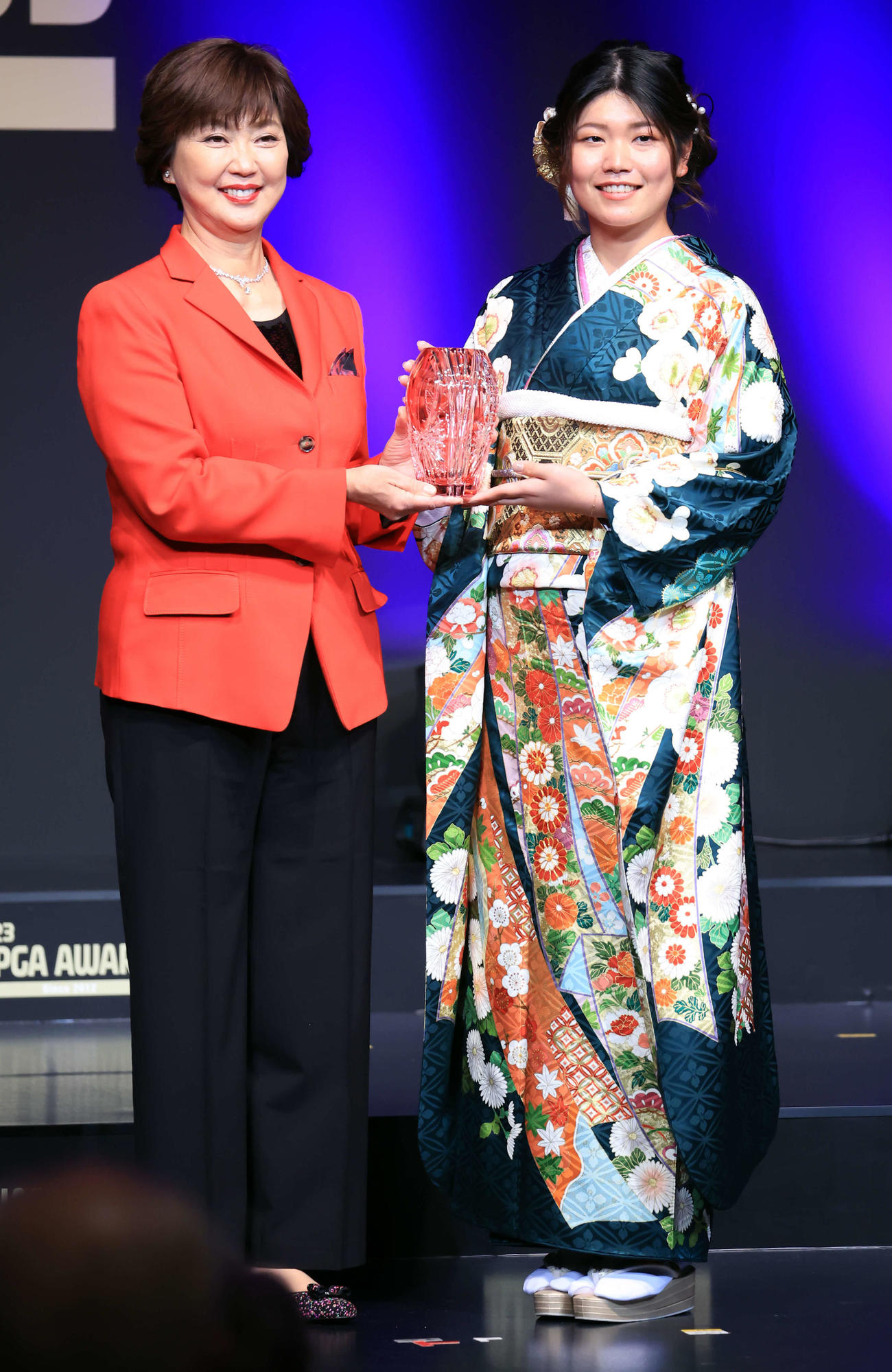 「JLPGA AWARDS 2023」で敢闘賞を受賞した桜井（右）は小林会長からトロフィーを受け取り笑顔（撮影・浅見桂子）