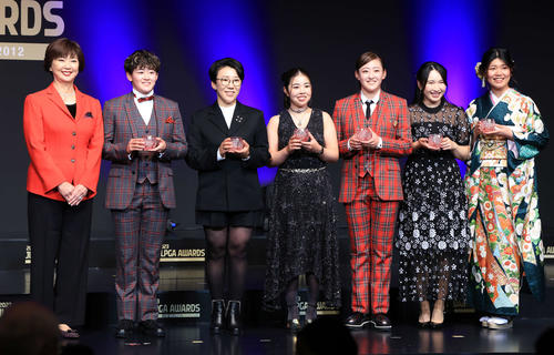 「JLPGA AWARDS 2023」で特別賞を受賞し、笑顔で記念撮影する、左から小林会長、岩井明、申ジエ、山下、岩井千、小祝、桜井（撮影・浅見桂子）