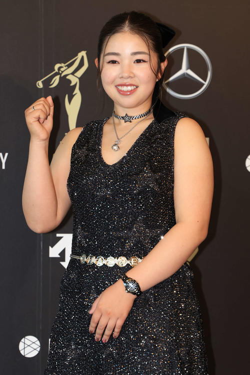 「JLPGA AWARDS 2023」でドレスアップしガッツポーズする山下美夢有（撮影・浅見桂子）