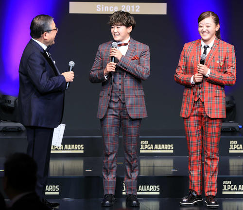 「JLPGA AWARDS 2023」でベストショット賞を受賞した岩井明（中央）と岩井千は徳光和夫アナウンサーからインタビューを受け笑顔（撮影・浅見桂子）