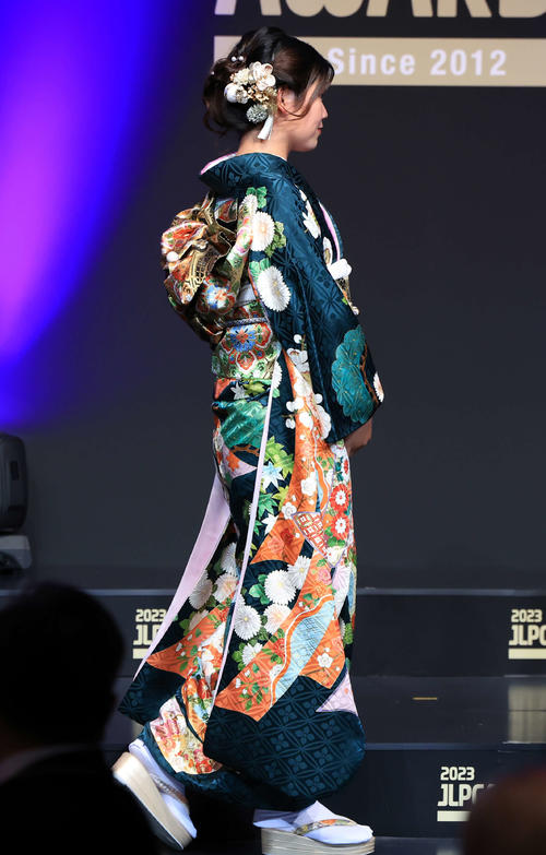 「JLPGA AWARDS 2023」で敢闘賞を受賞した桜井は、美しい振り袖姿で壇上に上がる（撮影・浅見桂子）