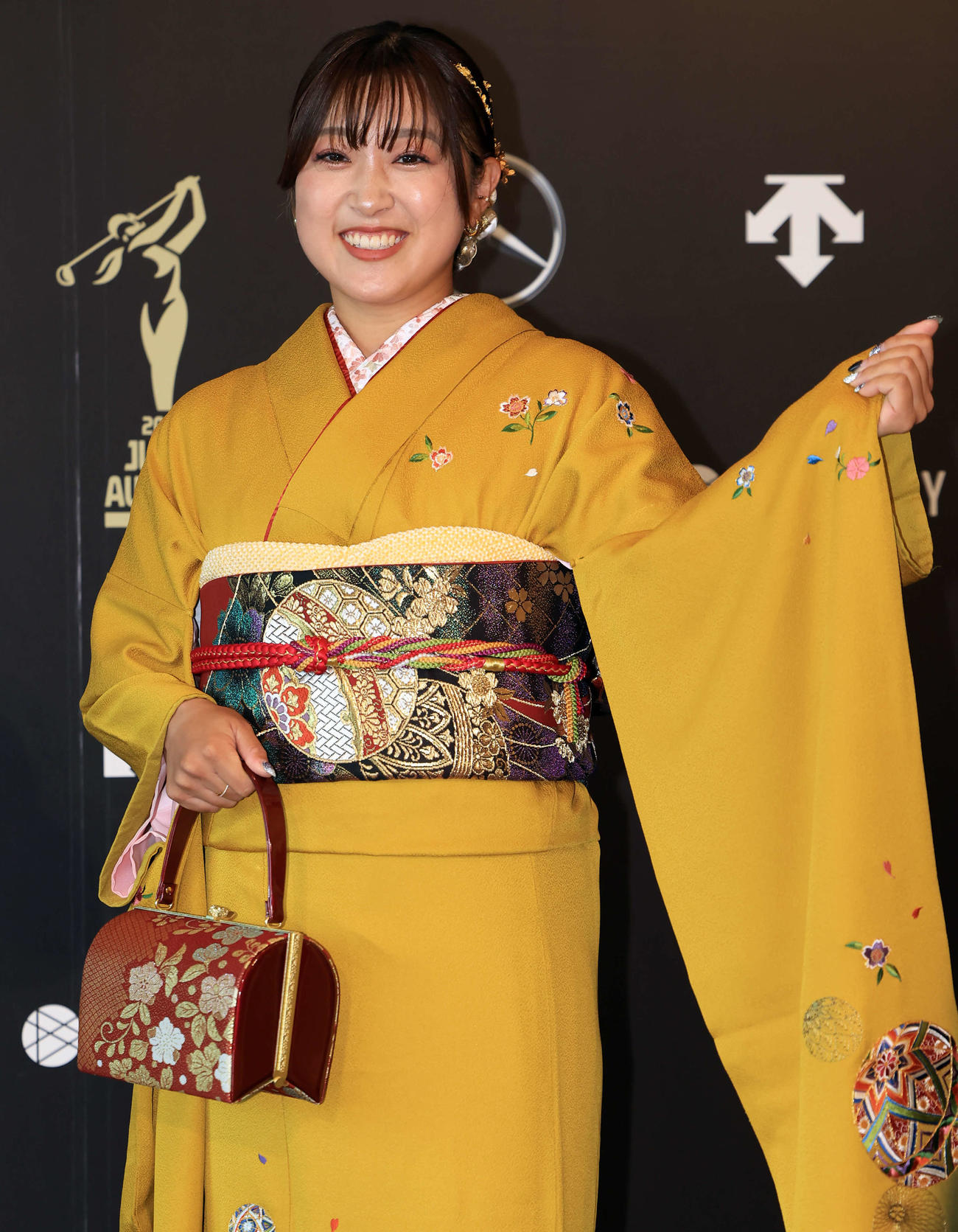 「JLPGA AWARDS 2023」で振り袖姿を披露する高木優奈（撮影・浅見桂子）