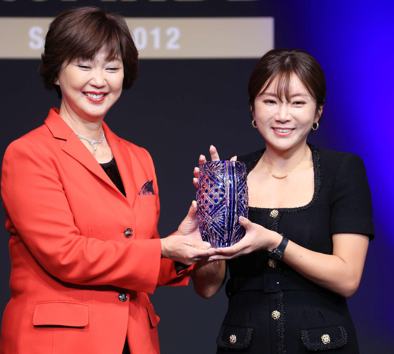 「JLPGA AWARDS 2023」で特別功労賞を受賞したイ・ボミ（右）は涙をためながら小林会長と記念撮影（撮影・浅見桂子）