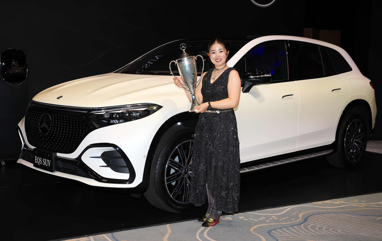 「JLPGA AWARDS 2023」で、5冠に輝いた山下はメルセデスベンツを瀬にトロフィーを掲げて笑顔（撮影・浅見桂子）