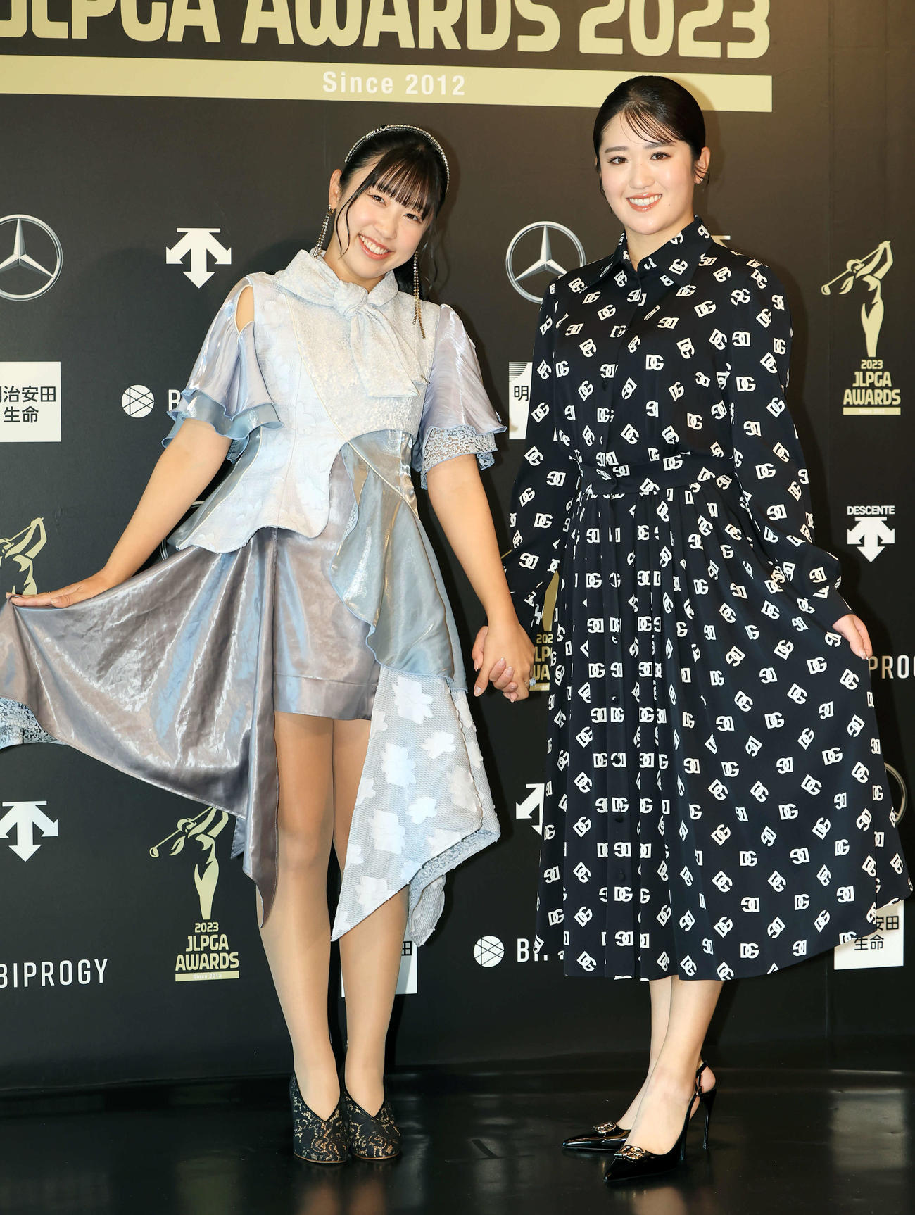 「JLPGA AWARDS 2023」でドレスアップした菅沼菜々（左）と稲見萌寧（撮影・浅見桂子）