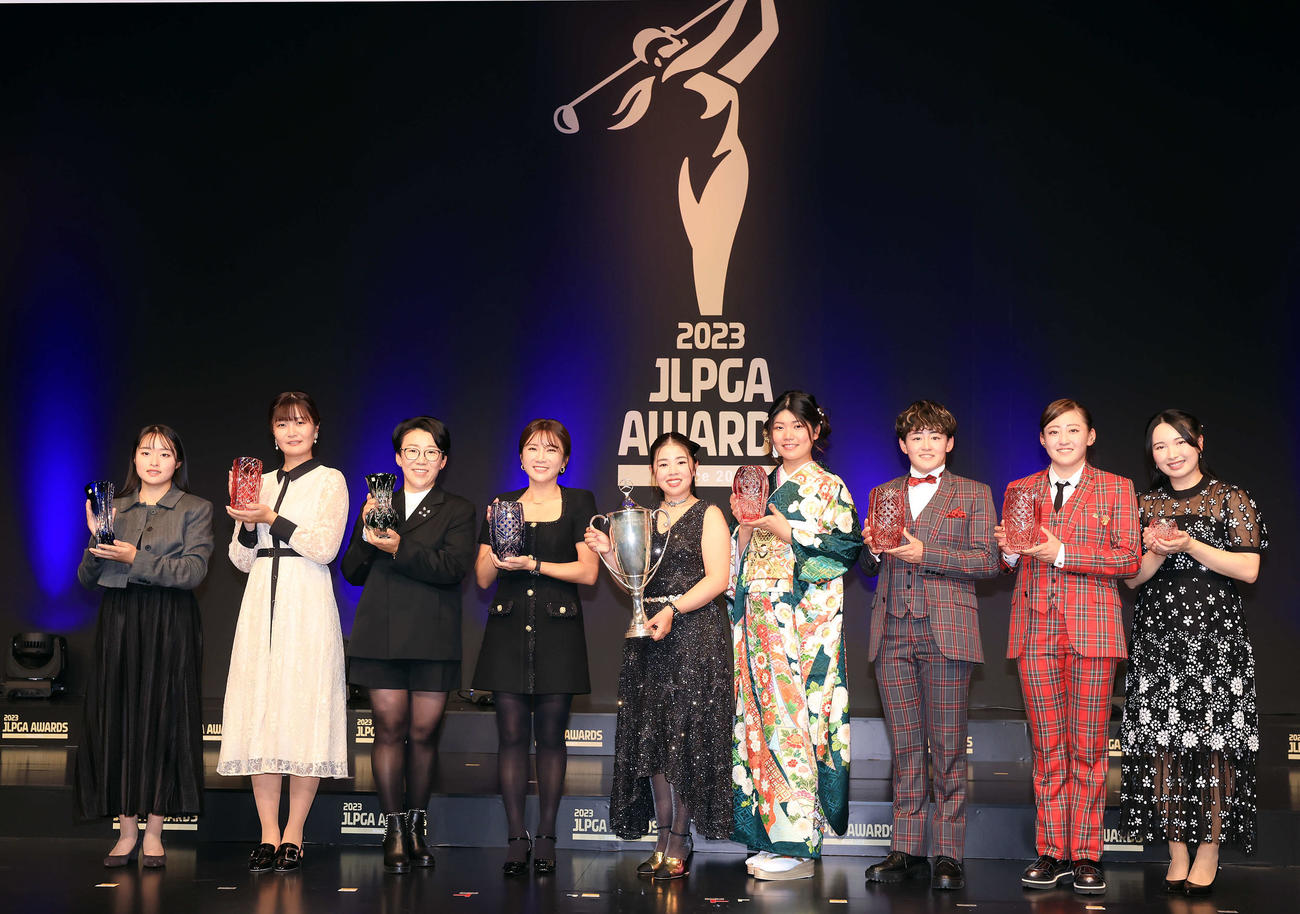 「JLPGA AWARDS 2023」で、笑顔で記念撮影する、左からウー・チャイエン、神谷そら、申ジエ、イ・ボミ、山下美夢有、桜井心那、岩井明愛、岩井千怜、小祝さくら（撮影・浅見桂子）