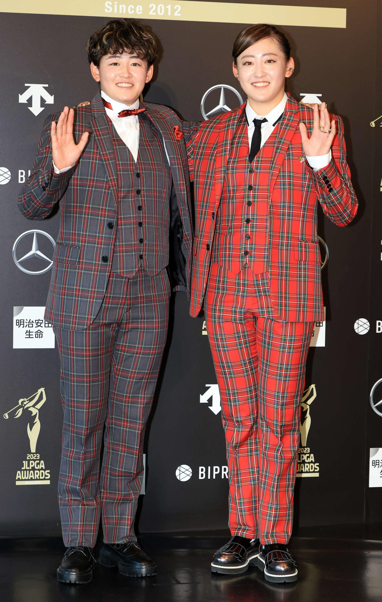 「JLPGA AWARDS 2023」でそろいのチェック柄でドレスアップした岩井明愛（左）と岩井千怜（撮影・浅見桂子）