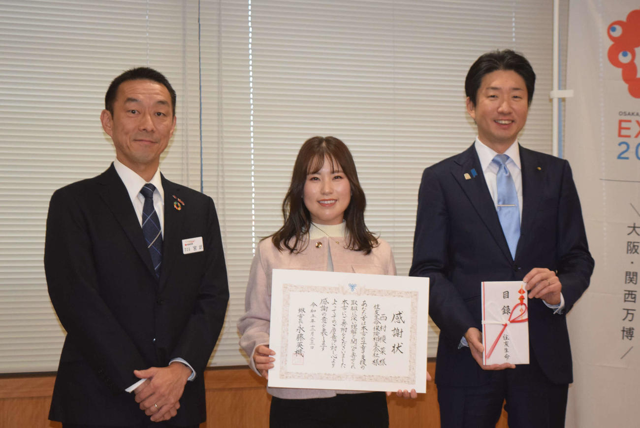 永藤英機堺市長（左から3人目）に100万円の寄付を贈呈した西村優菜（左から2人目）（撮影・阪口孝志）