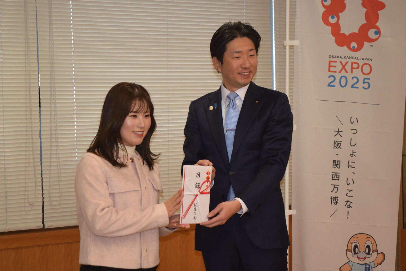 永藤英機堺市長（右）に100万円の寄付を贈呈した西村優菜（撮影・阪口孝志）