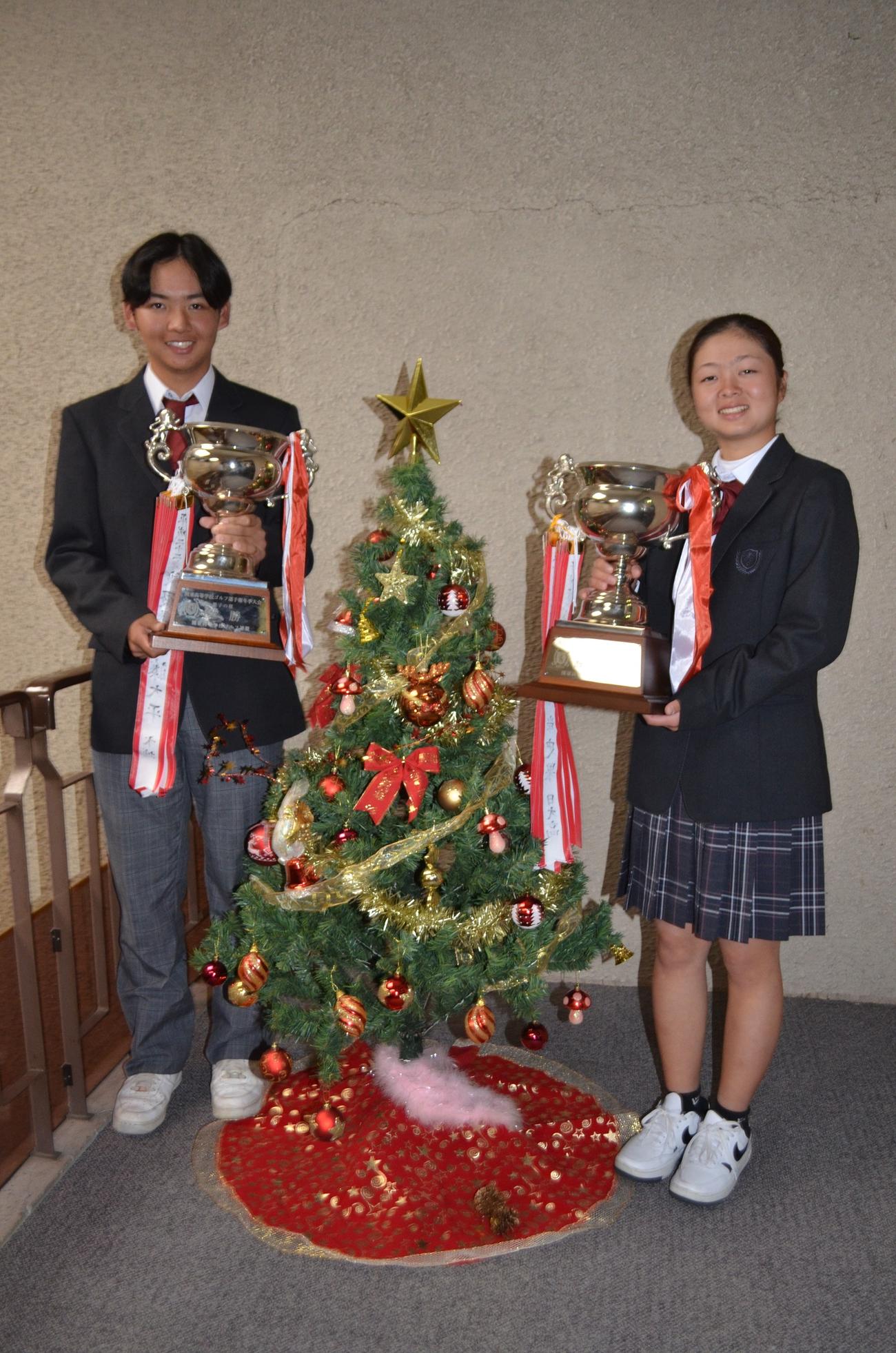 ともに初優勝したルネサンスの2人。左から小林と田村