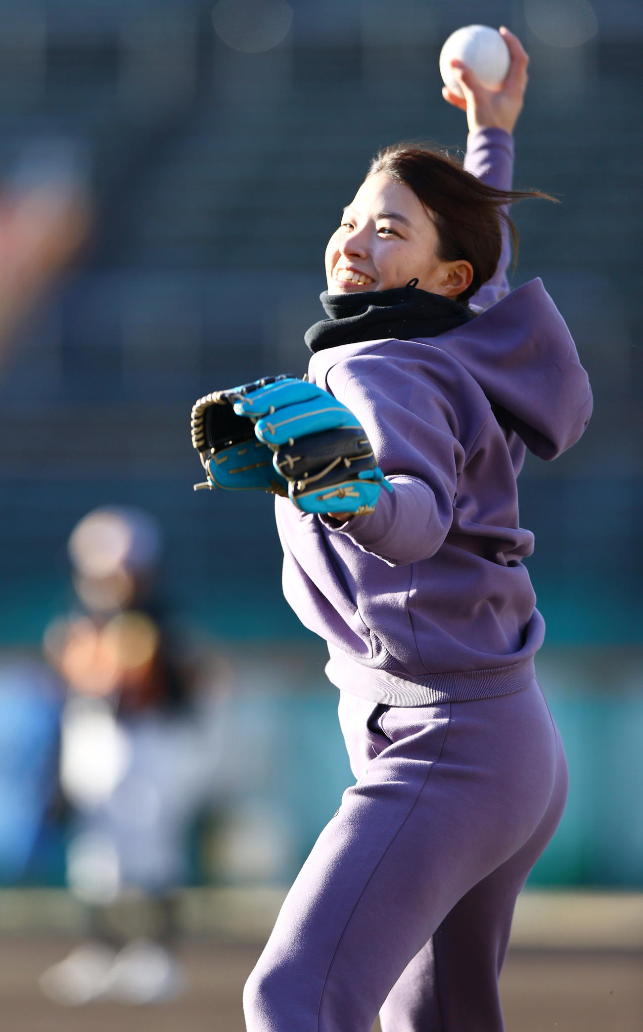 始球式に備え、肩慣らしする渋野日向子（撮影・上山淳一）