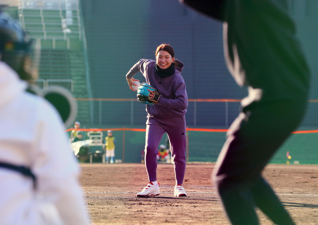 始球式で投げる渋野日向子（撮影・上山淳一）