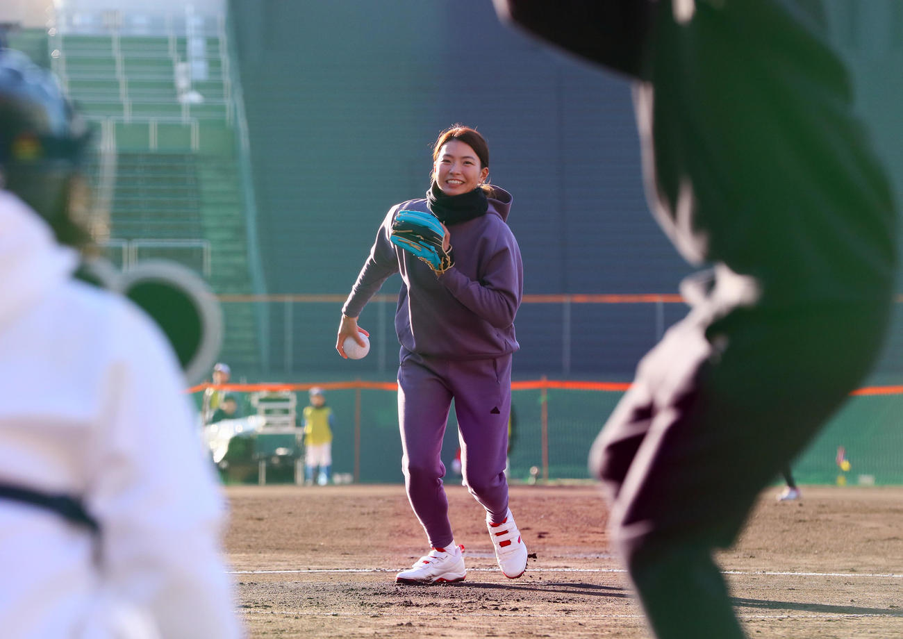 始球式で投げる渋野日向子（撮影・上山淳一）