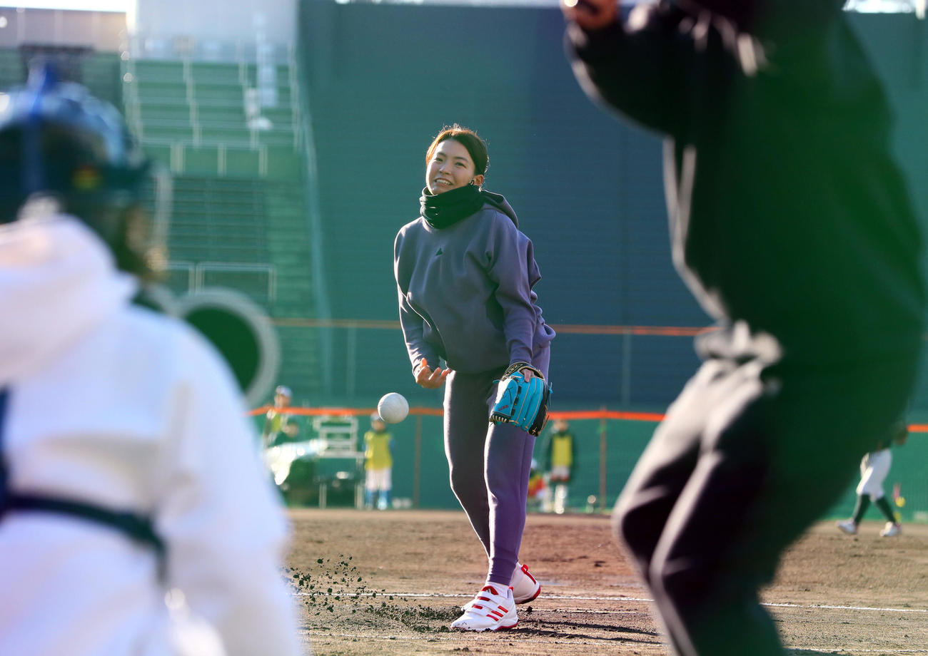 始球式で投げる渋野日向子（撮影・上山淳一）
