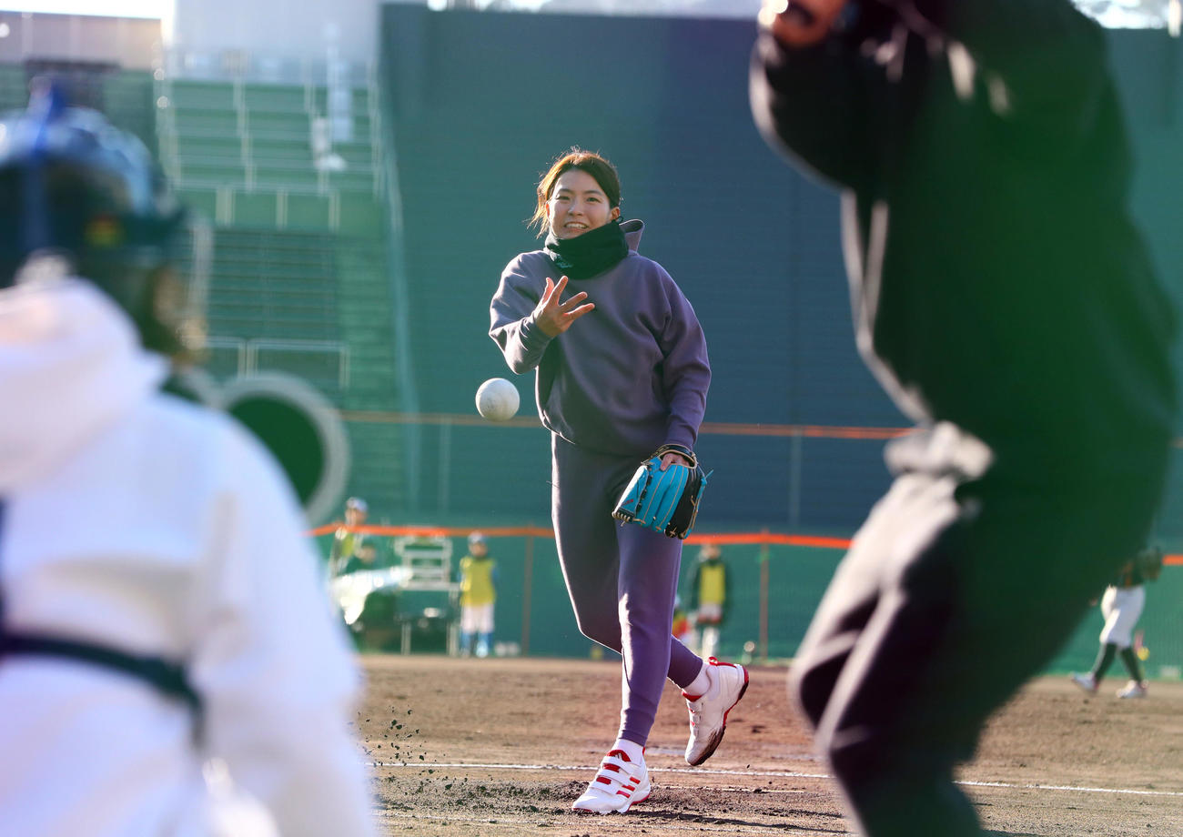 始球式で投げる渋野日向子（撮影・上山淳一）