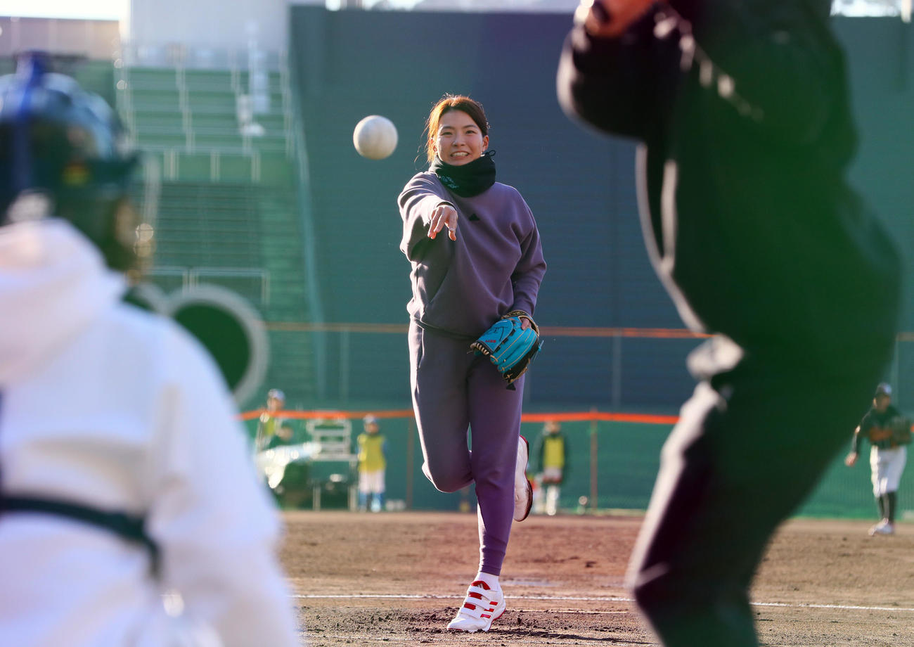 始球式で投げる渋野日向子（撮影・上山淳一）
