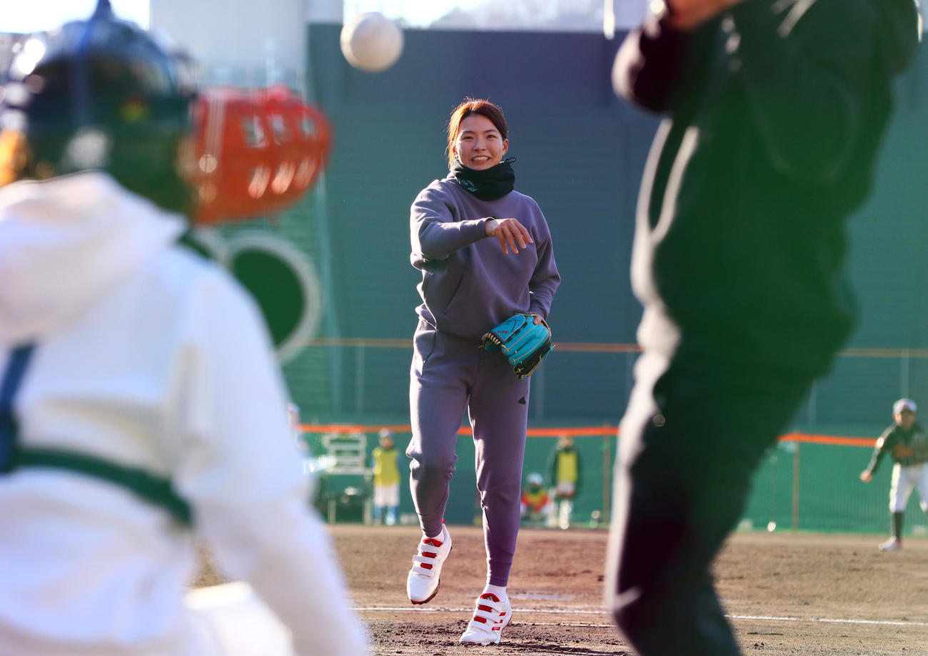 始球式で投げる渋野日向子（撮影・上山淳一）